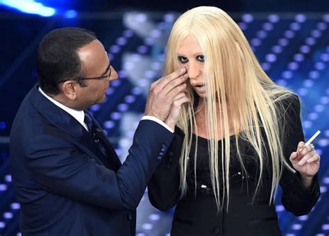 Sanremo, la graffiante Donatella Versace di Virginia Raffaele